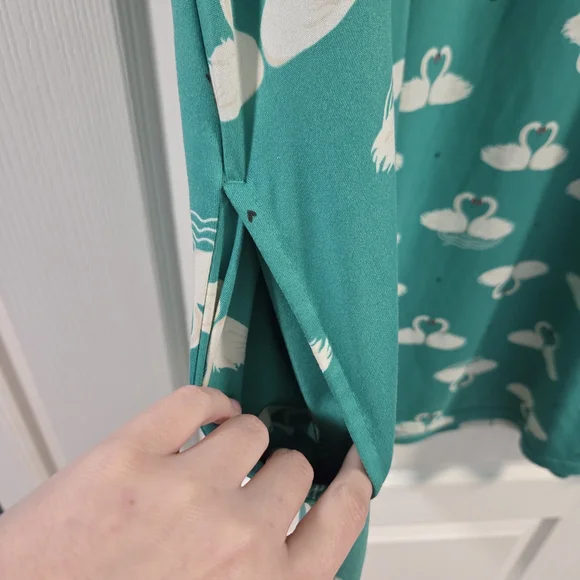 (Bundle Me!) Joysoun Green Swan Sleepshirt- Size 2X/3X - Picture 4 of 5